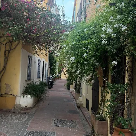 Charming 3-room Old Appartamento *